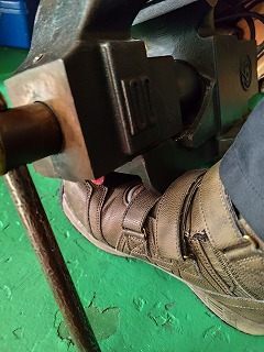 さすがにお客さんの金型で実演するわけにはいかないので当社の万力を使用